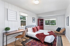 4 bedrooms, desk, iron/ironing board, travel cot