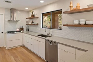Réfrigérateur, four à micro-ondes, un four, surface de cuisson