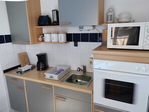Fridge, microwave, oven, coffee/tea maker