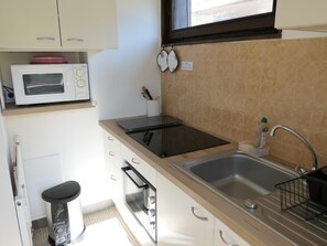 Een koelkast, een microgolfoven