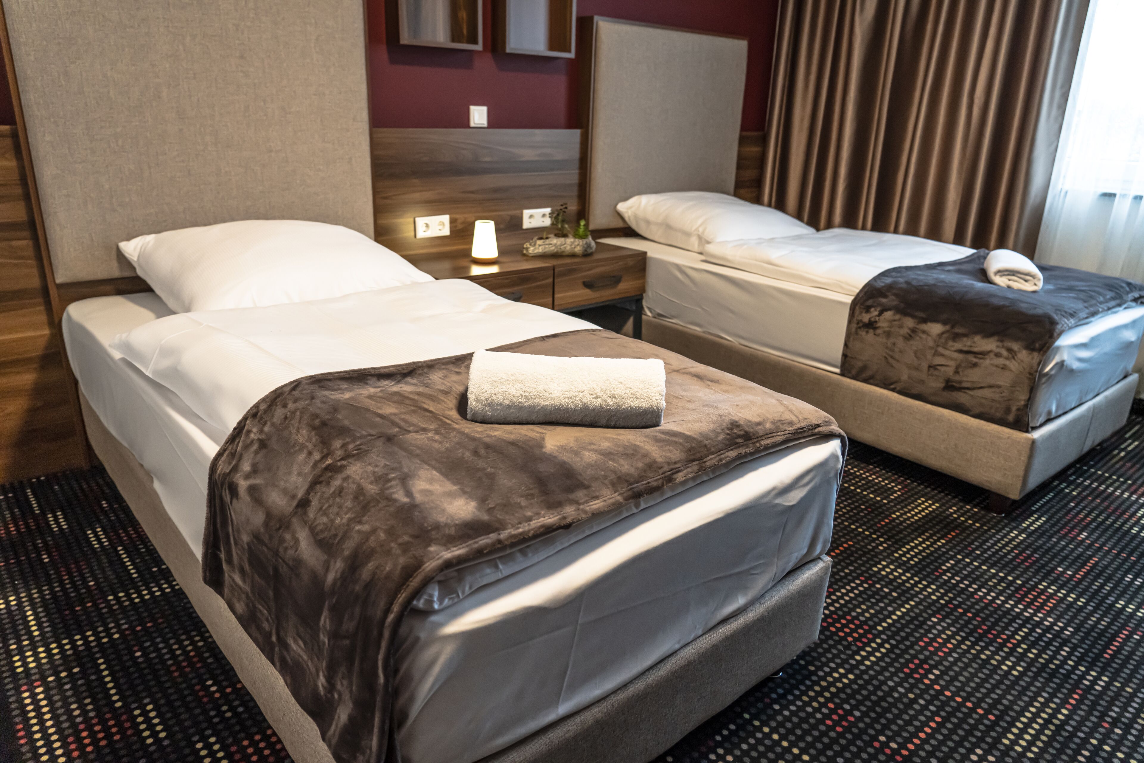 deluxe twin room | minibar, desk, free wifi, bed sheets