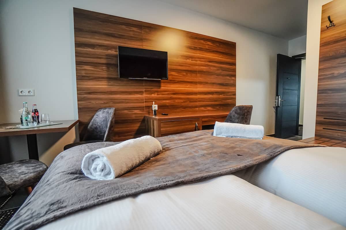 deluxe single room | minibar, desk, free wifi, bed sheets