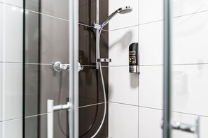 Chuveiro, secador de cabelo, piso aquecido, toalhas de banho