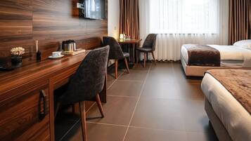 Deluxe-Zweibettzimmer | 1 Schlafzimmer, Minibar, Schreibtisch, kostenloses WLAN