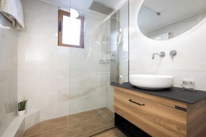 Combined shower/bathtub, hair dryer, towels, soap - Maroulas Villa Stavros, Private Pool, BBQ & Panoramic SeaViews (Rethymno)