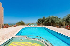 Outdoor pool - Maroulas Villa Stavros, Private Pool, BBQ & Panoramic SeaViews (Rethymno)