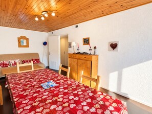 Een kamer met een bed, een bureau en een stoel. Een raam zorgt voor daglicht.