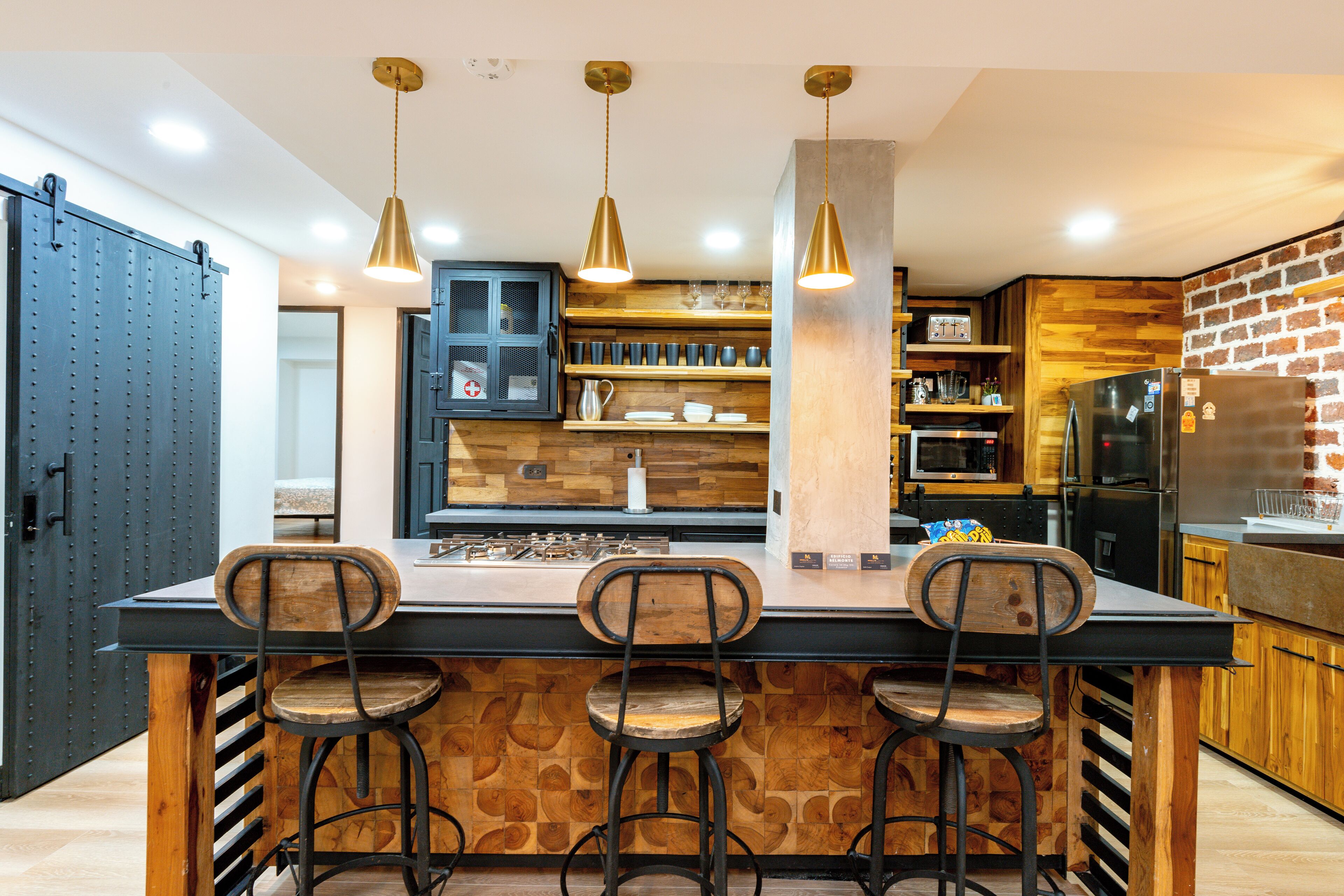 Kjøleskap, mikrobølgeovn, ovn og kokeplater