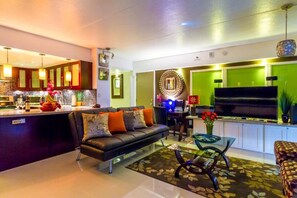 Smart TV, stereo - Posh & Lavish ... 2 ADJOINING SUITES ... Direct Ocean Views (Honolulu)
