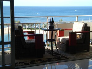 Property grounds - Posh & Lavish ... 2 ADJOINING SUITES ... Direct Ocean Views (Honolulu)