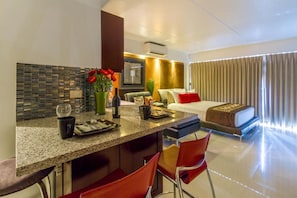 2 bedrooms, in-room safe, desk, iron/ironing board - Posh & Lavish ... 2 ADJOINING SUITES ... Direct Ocean Views (Honolulu)