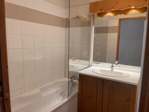 Towels - 2-room cabin apartment, 6 people, at the foot of the cable cars (Saint-Gervais-les-Bains)