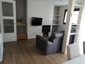 Fernseher, Kamin, Bücher