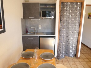 Kühlschrank, Mikrowelle, Herdplatte, Wasserkocher mit Kaffee-/Teezubehör