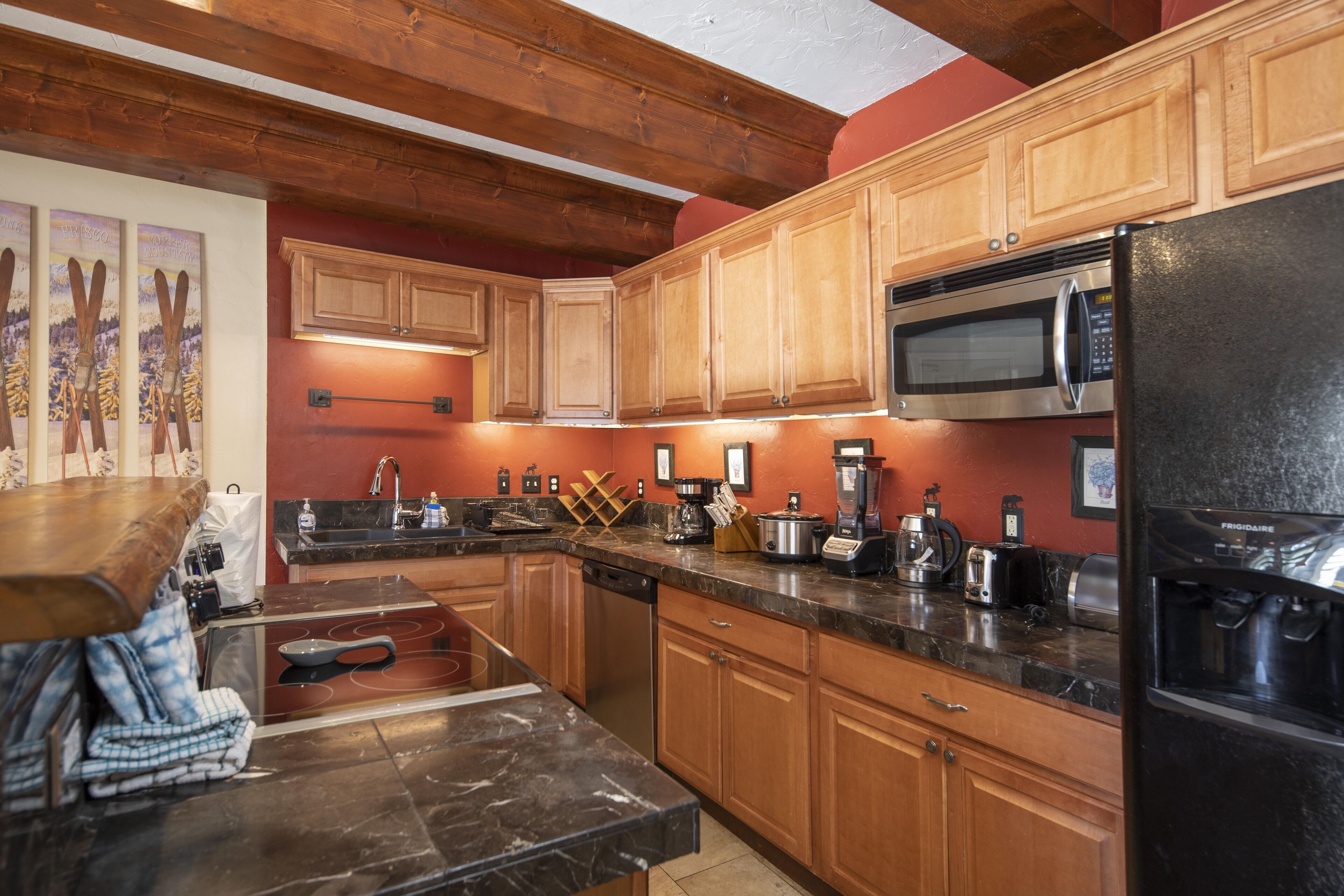 Refrigerador, microondas, placa de cocina, lavavajillas