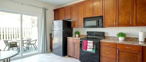 冷蔵庫、電子レンジ、オーブン、コンロ