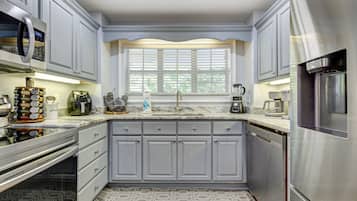 Køleskab, mikrobølgeovn, ovn, kogeplade