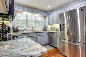 Jääkaappi, mikroaaltouuni, uuni, liesi