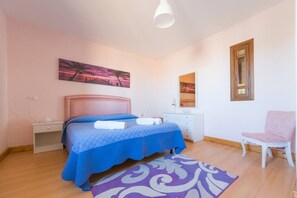 8 chambres, bureau, fer et planche à repasser, lit parapluie