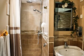 Een douche, een haardroger, handdoeken, zeep