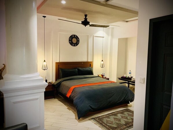 10 Schlafzimmer, Schreibtisch, Bügeleisen/Bügelbrett, Reisekinderbett