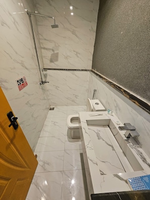 Shower, hair dryer, bidet, towels - Modern Family Retreat in Lahore - Pool, WiFi & Prime Location (Lahore)