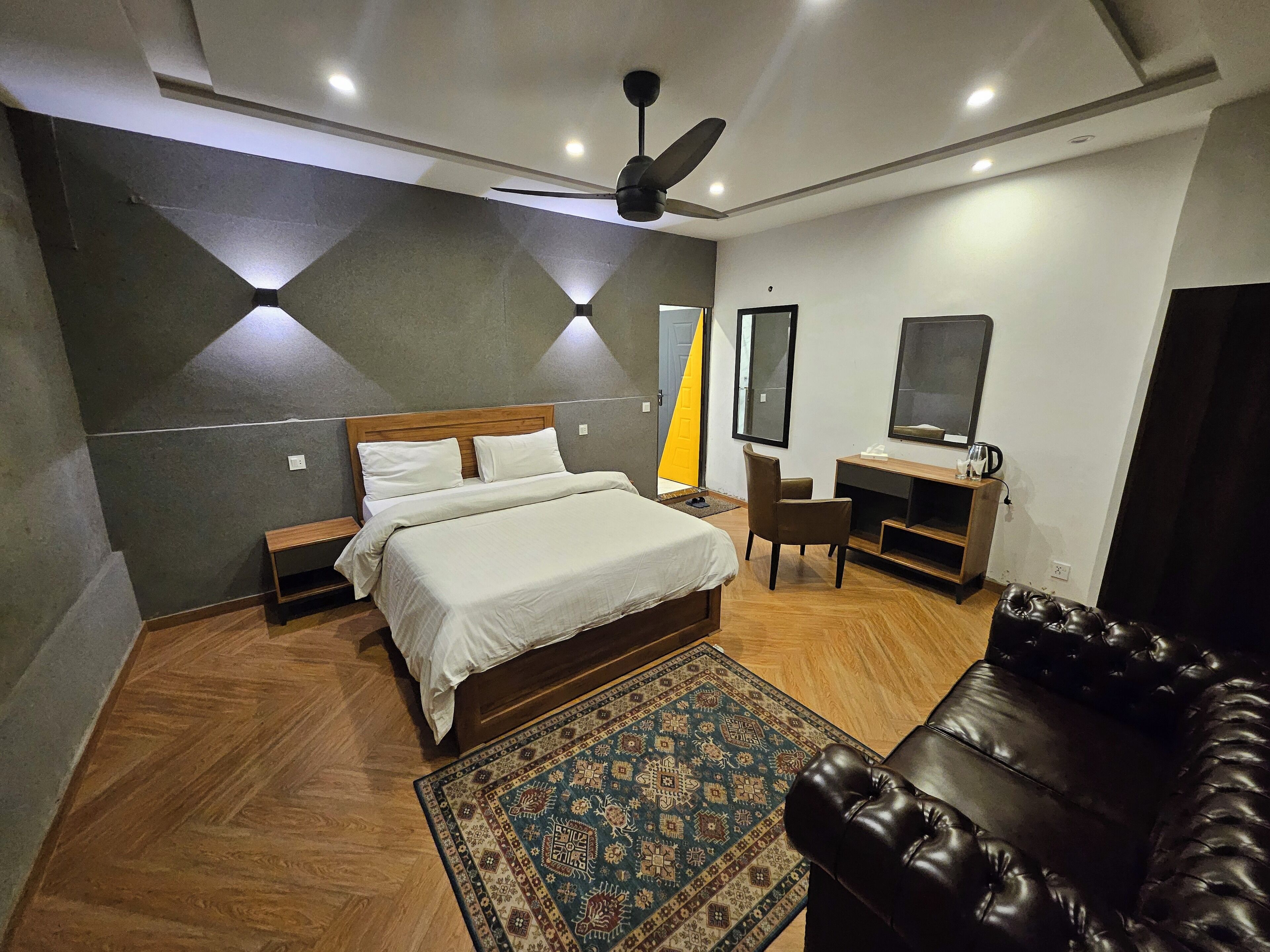 3 bedrooms, desk, iron/ironing board, travel crib