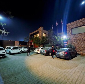 Property grounds - Modern Family Retreat in Lahore - Pool, WiFi & Prime Location (Lahore)