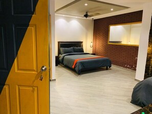 10 quartos, escrivaninha, ferros/tábuas de passar roupa, berço de viagem