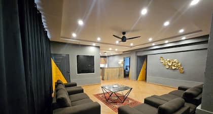 Modern Family Retreat in Lahore - Pool, WiFi & Prime Location