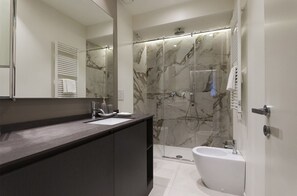Douche, sèche-cheveux, bidet, serviettes fournies