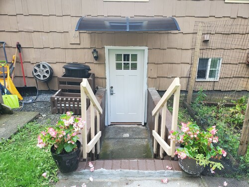 Private and spacious apartment close to Cornell in quiet residential area.