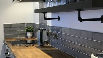 Een koelkast, een microgolfoven, een oven, een kookplaat