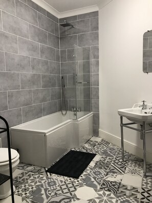 Combined shower/bathtub, hair dryer, towels, soap - Stay Salty | Perfect Central Location | 1000 SqFt! (Teignmouth)