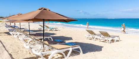 Plage à proximité, chaises longues, serviettes de plage