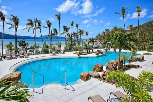 3 outdoor pools, pool umbrellas, pool loungers - Whitsunday East 1106 on Hamilton Island (Whitsundays)