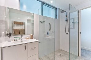 Apartment | Badezimmer | Dusche, Haartrockner, Handtücher
