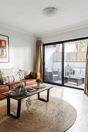 TV, offices - 2 Spacious Resort 1BR Pool-Tennis-Gym & FREE Parkg (Perth)