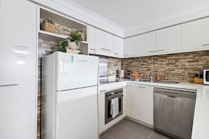 冰箱、微波炉、烤箱、炉灶