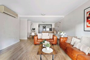 TV, offices - 2 Spacious Resort 1BR Pool-Tennis-Gym & FREE Parkg (Perth)