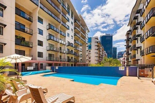 2 Spacious Resort 1BR Pool-Tennis-Gym & FREE Parkg