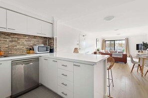 Fridge, microwave, oven, stovetop - 2 Spacious Resort 1BR Pool-Tennis-Gym & FREE Parkg (Perth)