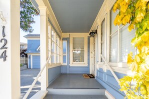 Exterior detail - Fountain Avenue - Pacific Grove Apartment - Steps to the Sea (Pacific Grove)