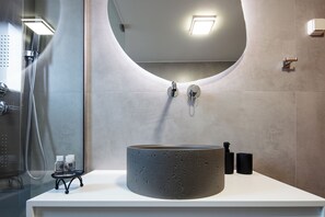 Ducha y bañera combinadas, secador de pelo, toallas y jabón