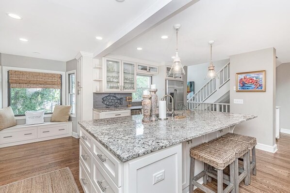 Interior - Beautiful home with a gorgeous saltwater pool, 1 block from the beach - 806 Carolina (Isle Of Palms)