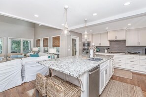 Interior - Beautiful home with a gorgeous saltwater pool, 1 block from the beach - 806 Carolina (Isle Of Palms)