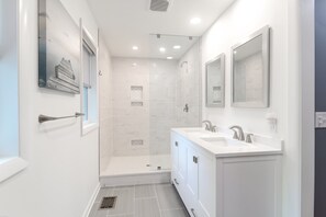 Ensemble douche/baignoire, serviettes fournies