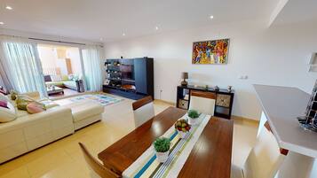 Una televisión, un reproductor de DVD