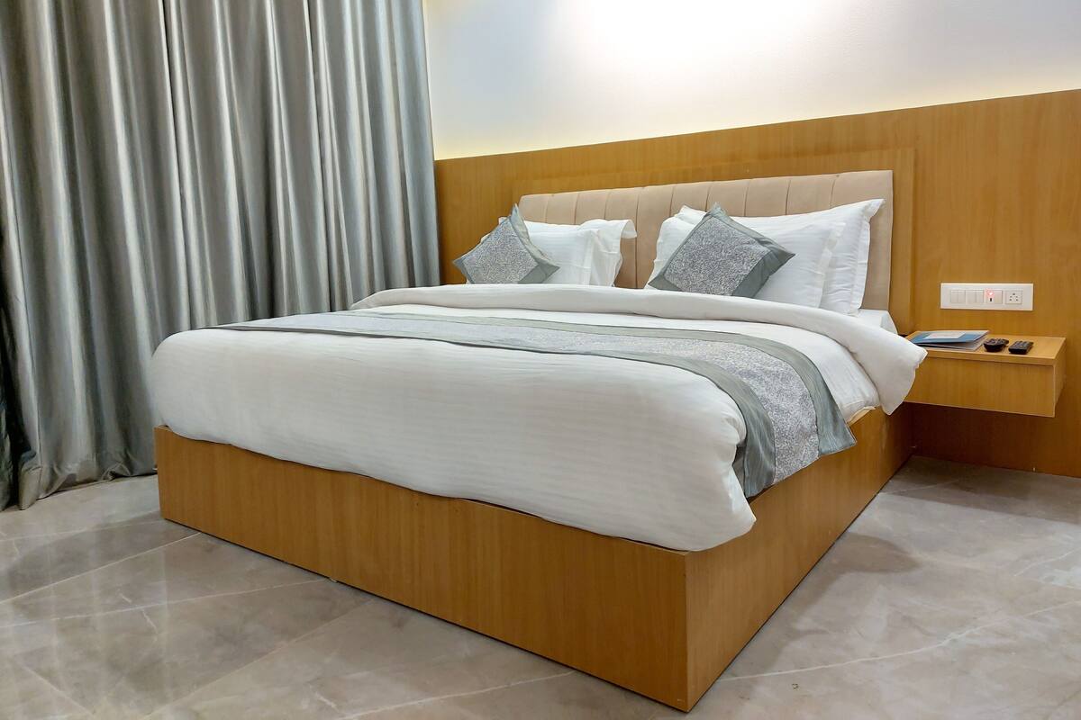 Egyptian cotton sheets, premium bedding, Select Comfort beds, minibar