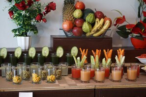Daily buffet breakfast (INR 300 per person)